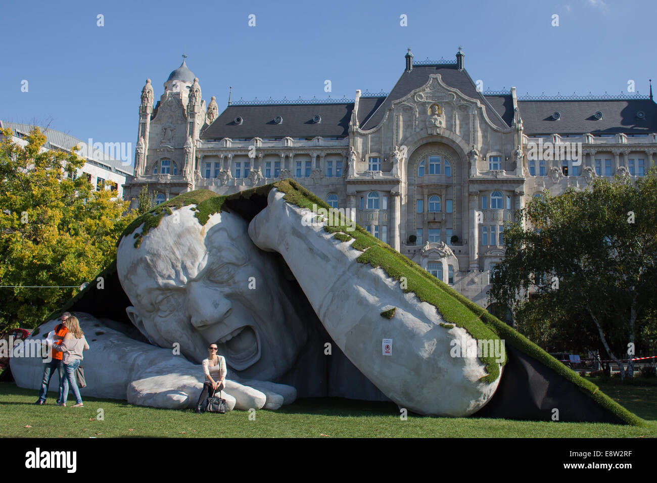 Budapest, Ungheria. Xiv oct, 2014. Una gigantesca scultura intitolata "Pop  Up" da Ervin Herve-Loranth di Ungheria è visibile sulla piazza Szechenyi a  Budapest, Ungheria, dal 14 ottobre, 2014. Quattro giorni di mostra