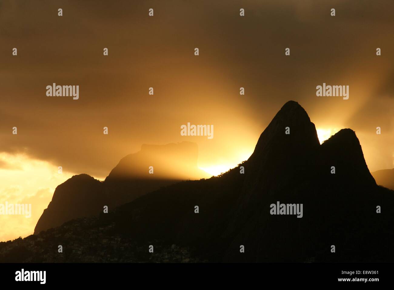 Pedra da Gávea (Gavea Rock) e Morro Dois Irmãos (due fratelli Hill) al tramonto, visto da Arpoador Beach. Rio de Janeiro, Brazi Foto Stock