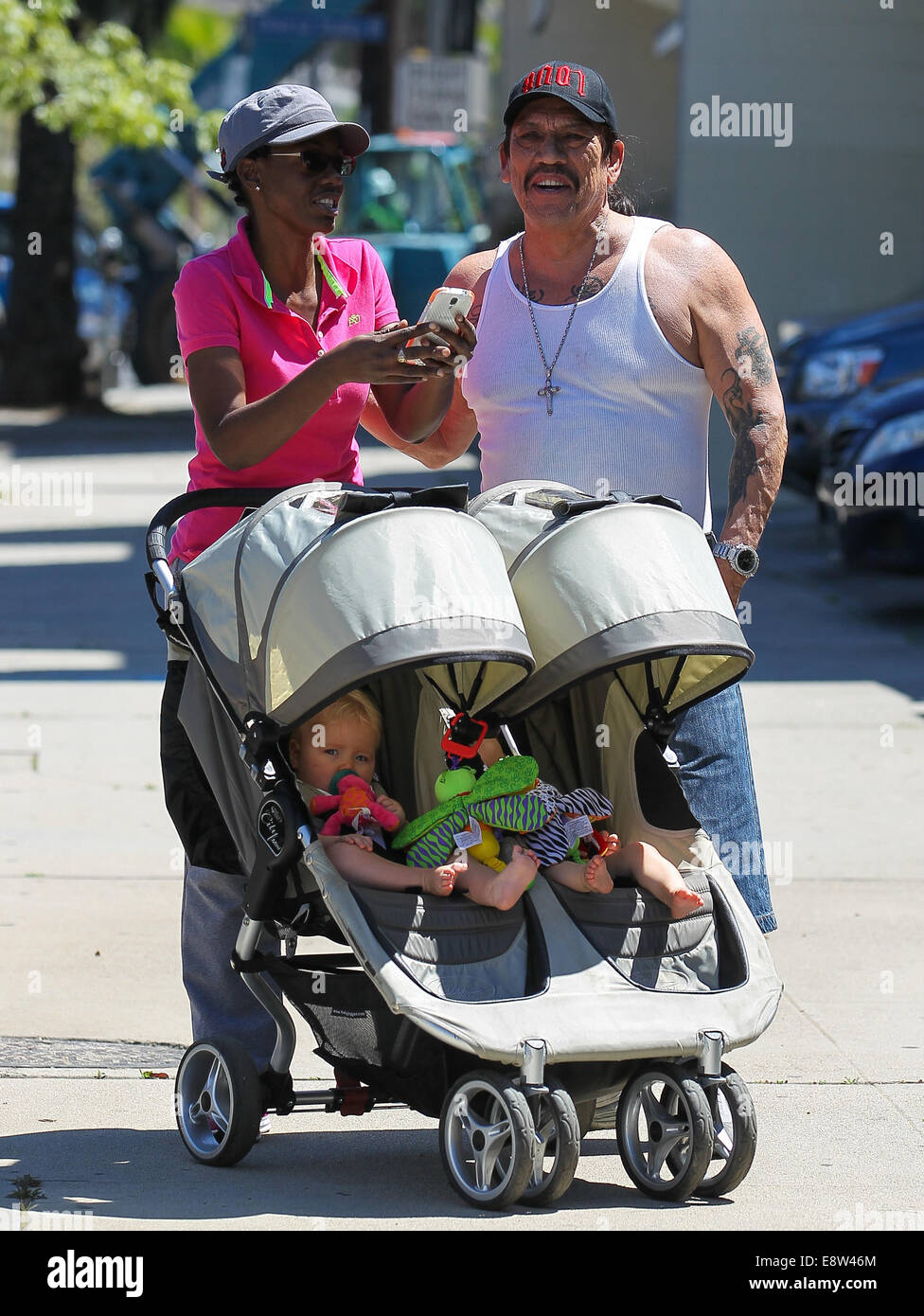 Danny Trejo lascia lo studio e smette di posare con un ventilatore dotato  di: Danny Trejo dove: Los Angeles, California, Stati Uniti quando: 11 Apr  2014 Foto stock - Alamy