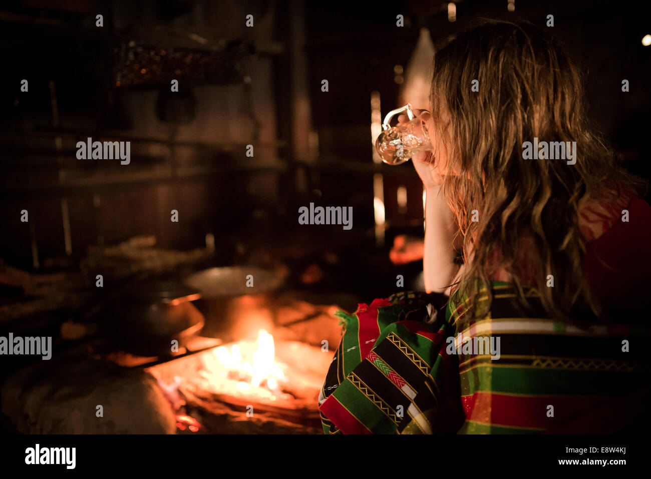 Riscaldamento del focolare nelle zone rurali del Myanmar Foto Stock