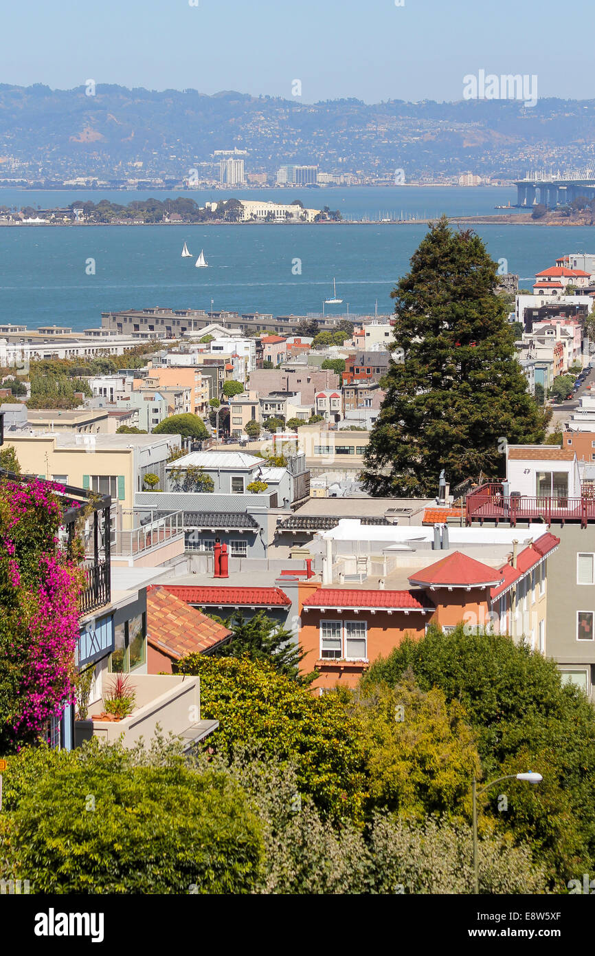 Guardando verso la baia di San Francisco da Lombard Street, Russian Hill, San Francisco, California Foto Stock