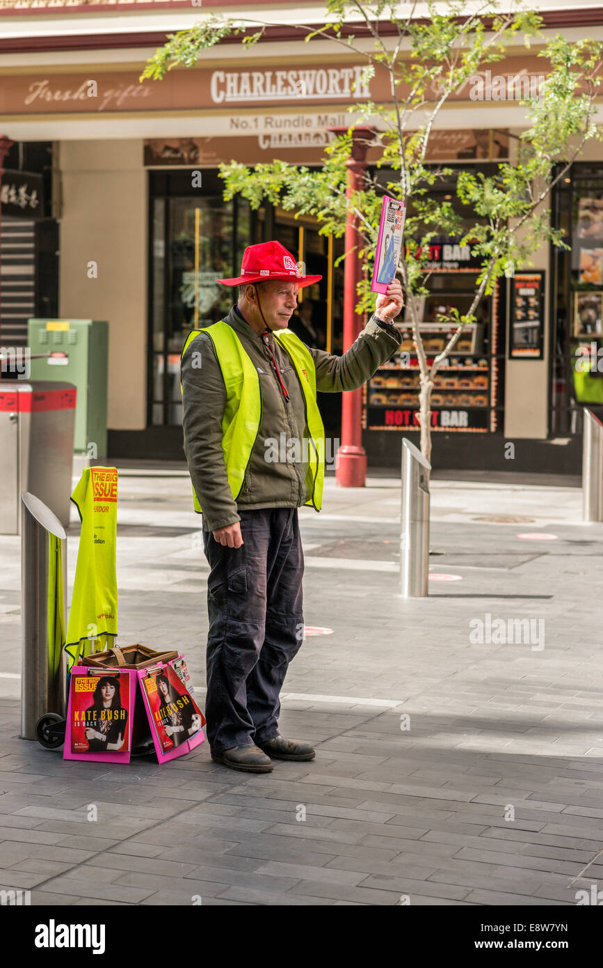 "Big issue " venditore di Rundle Mall Adelaide Australia Foto Stock