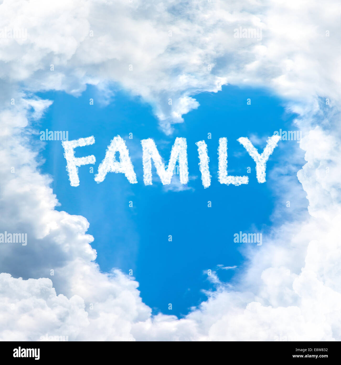Amore famiglia all'interno del cielo blu forma cuore dal telaio del cloud Foto Stock