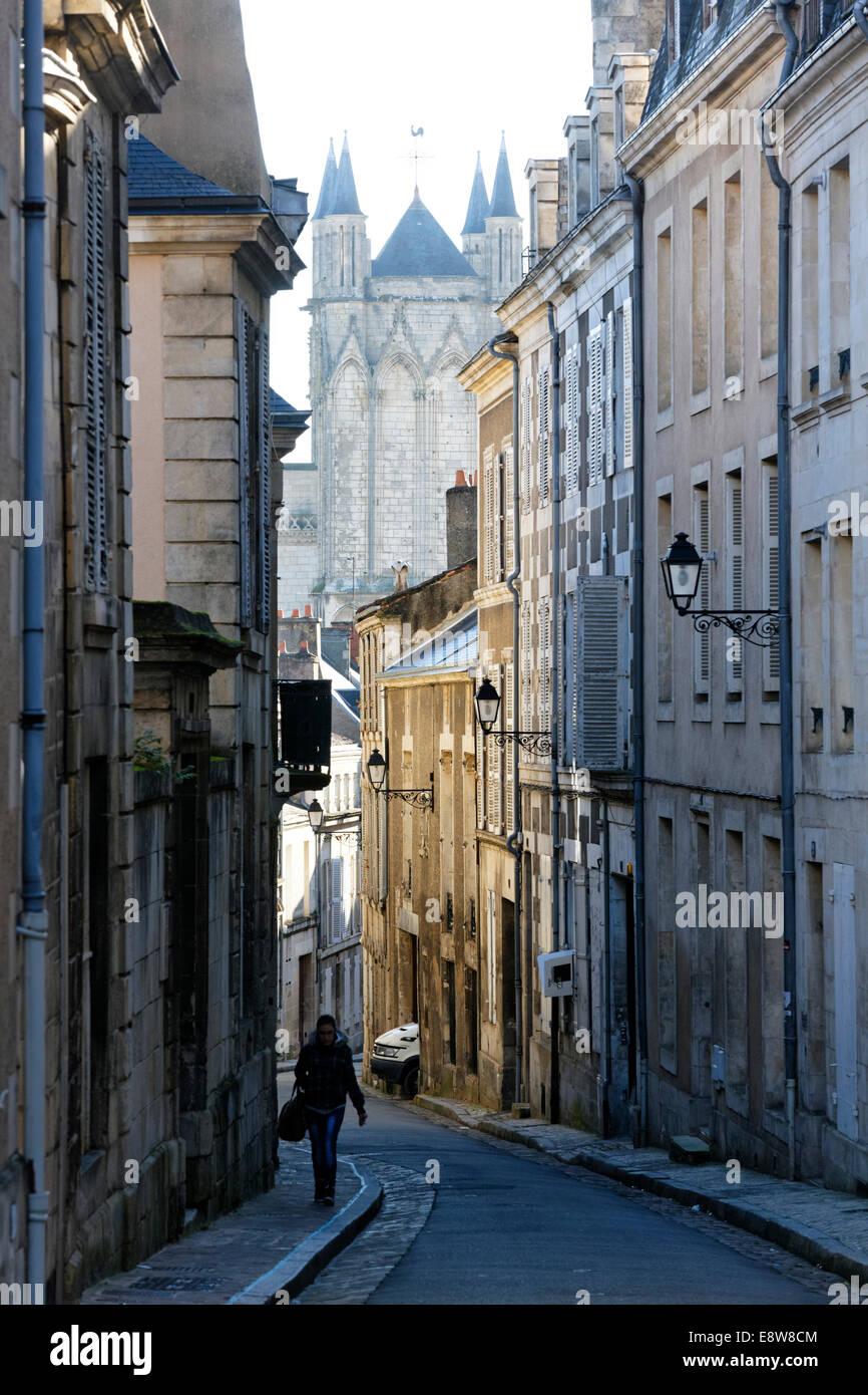 Strada stretta, Poitiers, Vienne, Poitou-Charentes, Francia Foto Stock