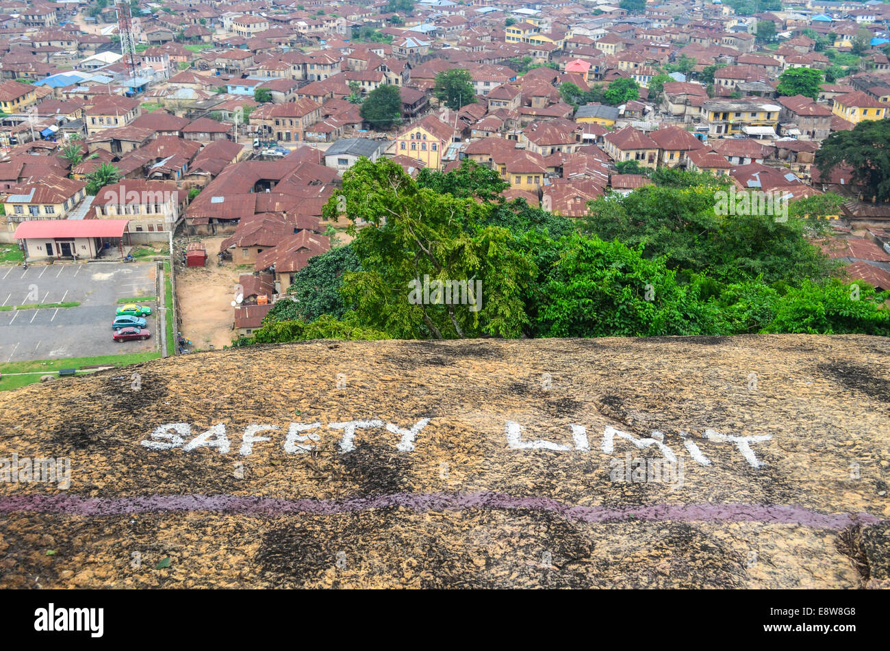 " Sicurezza " limite di marcatura e vista aerea della città di Abeokuta, Nigeria, con case arrugginito, preso da Olumo rock Foto Stock
