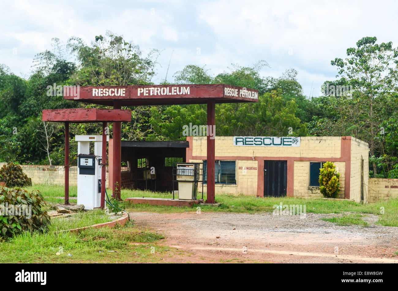 Un abbandonata la stazione di gas nel sud-ovest della Nigeria la lettura di 'rescue' DI PETROLIO Foto Stock