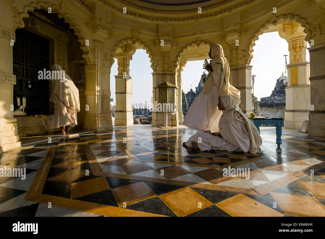 Le monache di Jain di pregare in un tempio, Palitana templi, Mount Shatrunjaya, Palitana, Gujarat, India Foto Stock