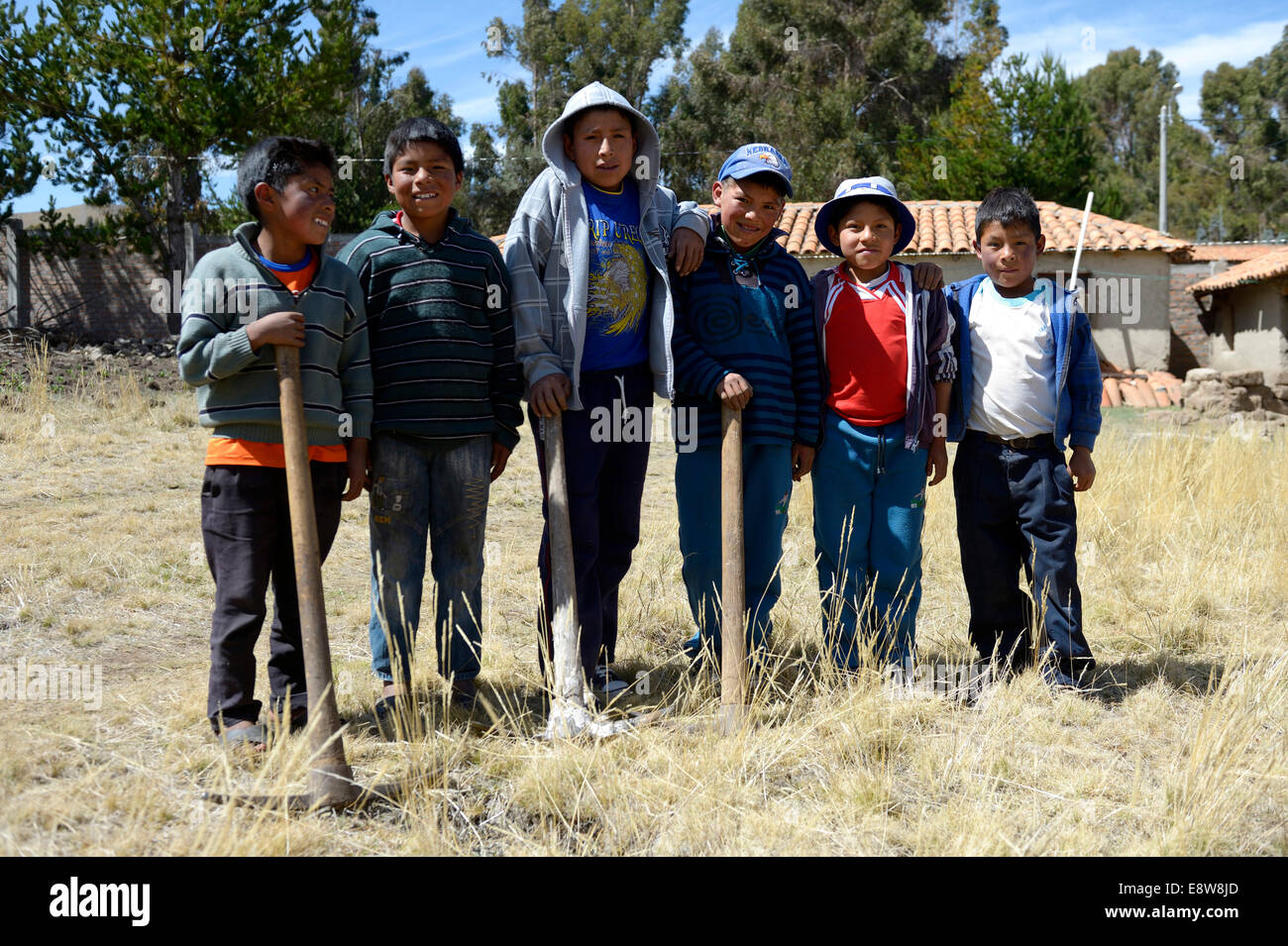 Foto di gruppo e i ragazzi con le zappe, Unione Potrero, Ayacucho, Perù Foto Stock