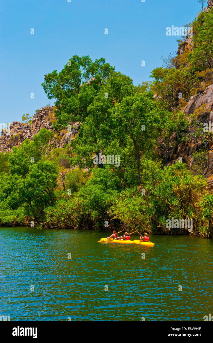 Kayakers nel Nitmiluk National Park, il Territorio del Nord, l'Australia Foto Stock