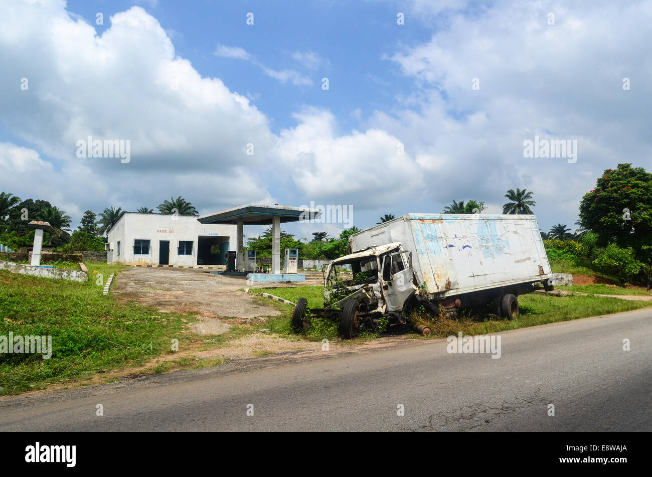 Un abbandonata la stazione di gas nel sud-ovest della Nigeria, Ogun State, con un camion incidente Foto Stock