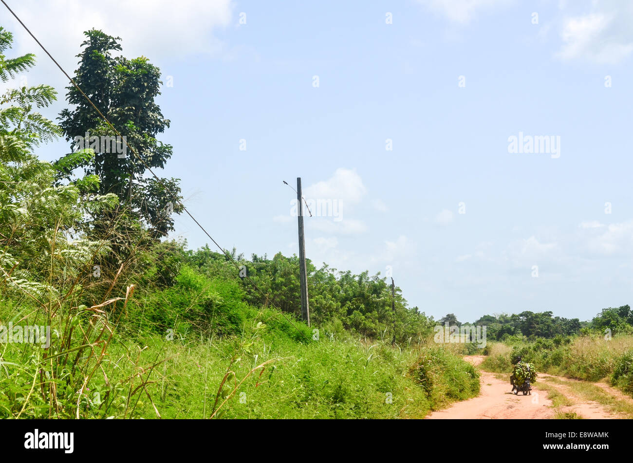 Nigeria rurale che mostra scarsa elettrificazione e scarso accesso all'energia Foto Stock