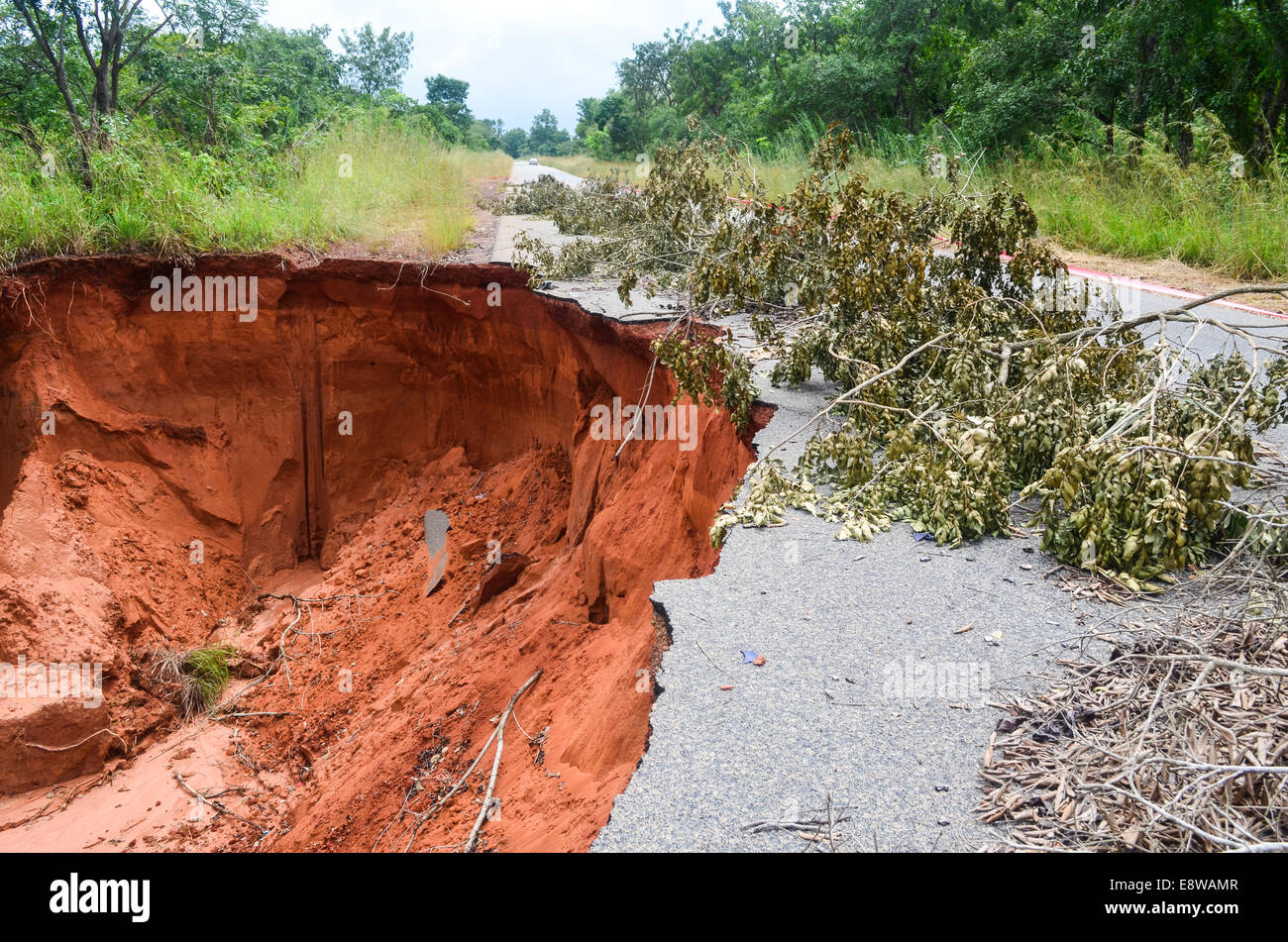 Nigeria rurale che mostra scarsa rete stradale, una frana ha preso la metà di questa strada di distanza Foto Stock