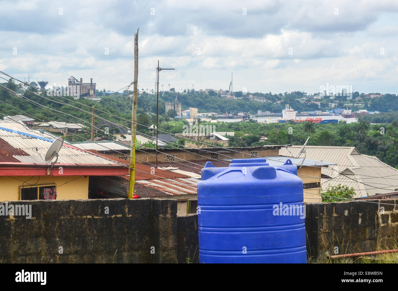 Vista della città di Calabar, Nigeria, barca e nel Cross River Foto Stock
