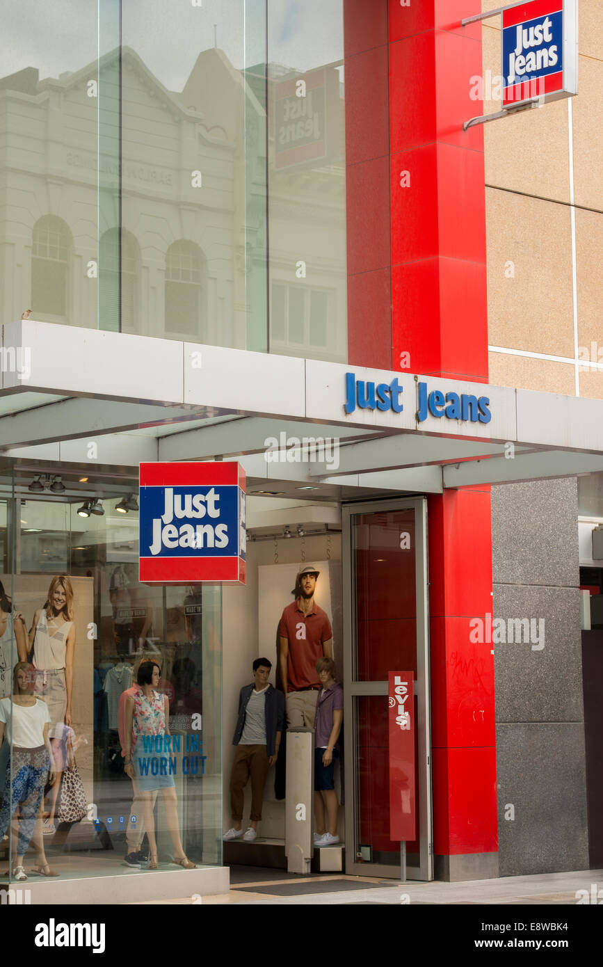 Basta Jeans abiti negozio di fronte e digital signage Foto Stock
