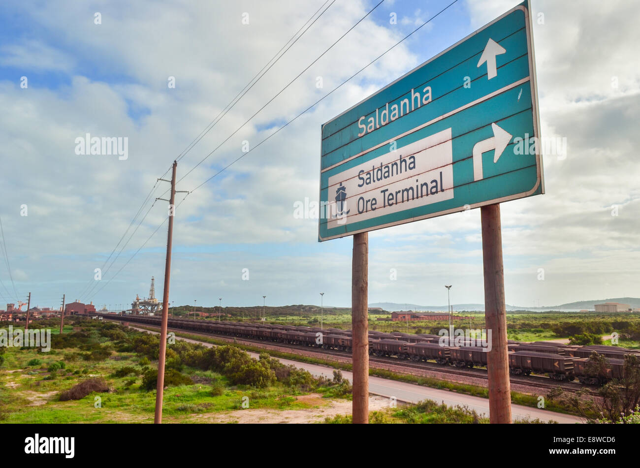 'Saldanha minerale terminale " segno e minerale di ferro carri presso il terminale, Sud Africa. I treni provenienti dalla Sishen Kathu (miniera) Foto Stock