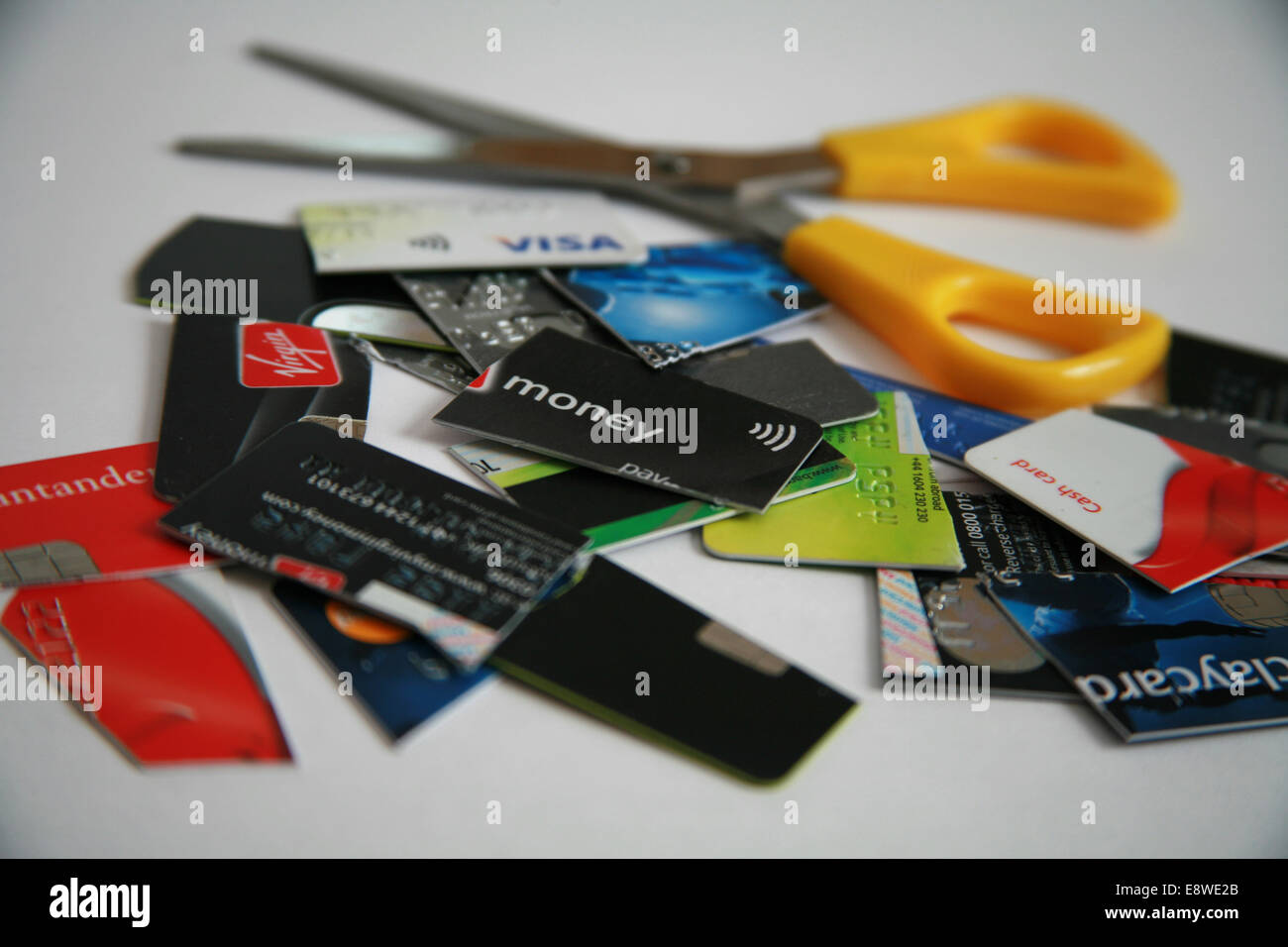 Carte di credito tagliato a pezzi Foto Stock