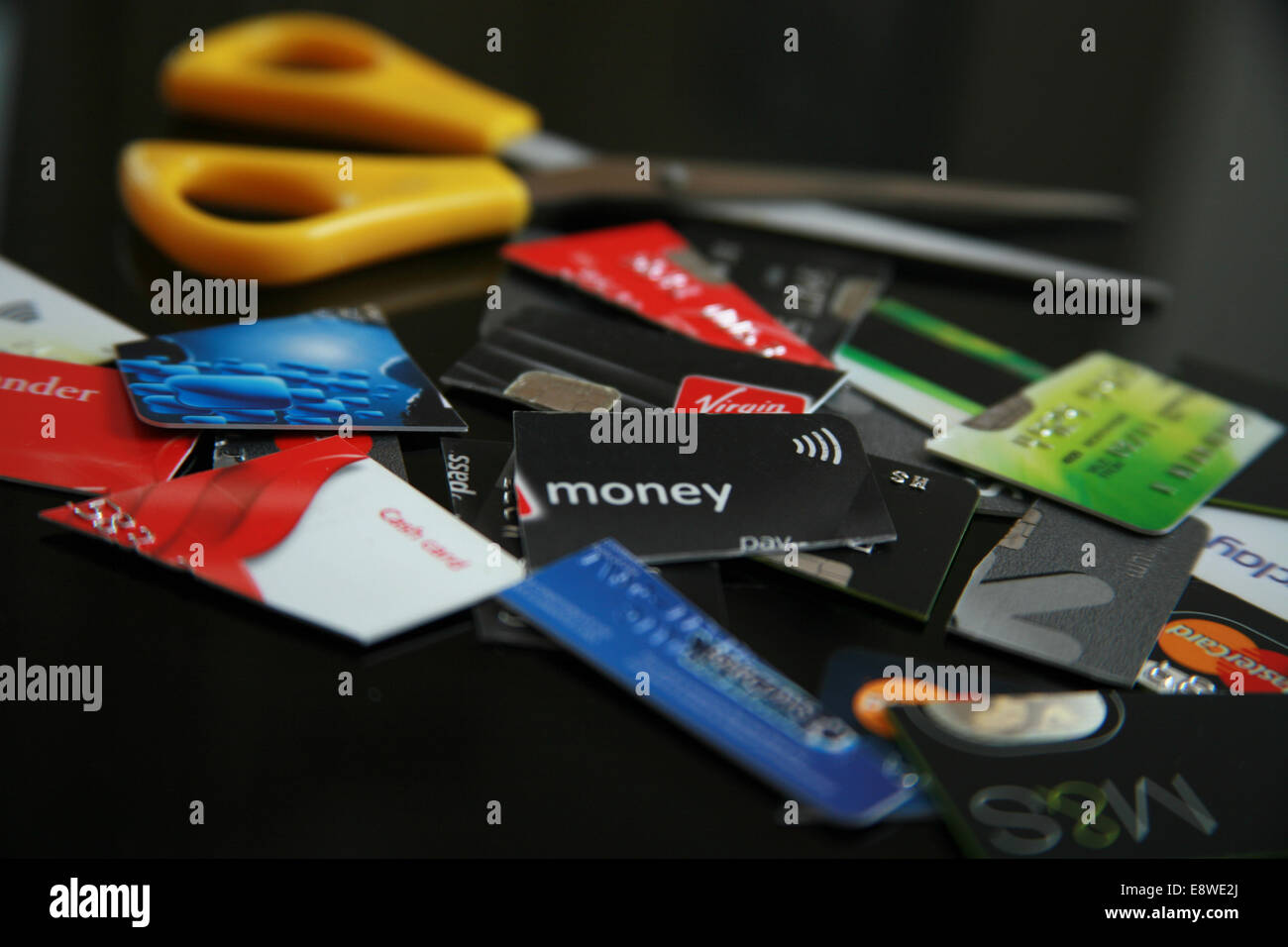 Carte di credito tagliato a pezzi Foto Stock