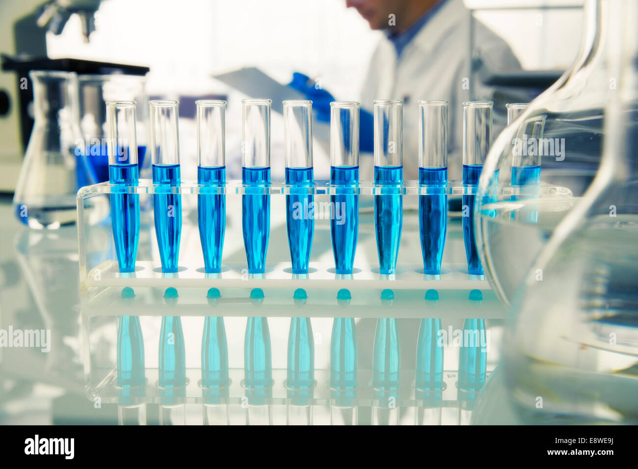 Rack di provette con soluzione sul contatore in laboratorio Foto Stock