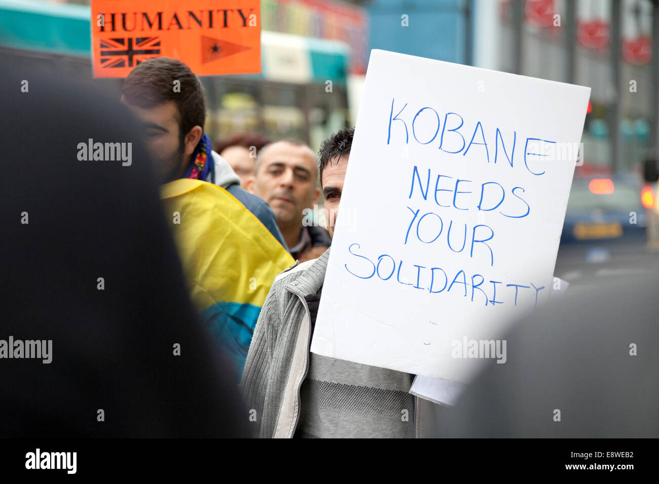 Liverpool, Merseyside Regno Unito . 14 ottobre, 2014. Anti ISIS protesta alla stazione di Lime Street. I manifestanti hanno marciato attraverso il centro di Liverpool a dimostrare contro il gruppo terrorista ISIS. Circa 300 dimostranti hanno marciato lungo Church Street, Bold Street e Renshaw Street prima di picchetti al di fuori di calce stazione St. I manifestanti sventolate le bandiere con slogan come "unirsi contro il terrore di ISIS in Kurdistan". Le proteste, organizzato da "popolo della unità di protezione'- noto anche come YPG, durò per due ore. Credito: Cernan Elias/Alamy Live News Foto Stock