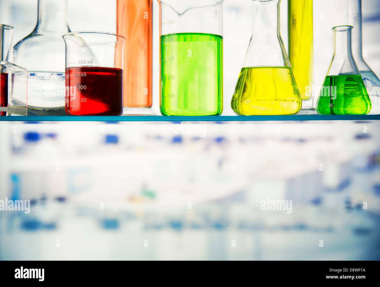 Close up di bicchieri con soluzione sul ripiano in lab Foto Stock