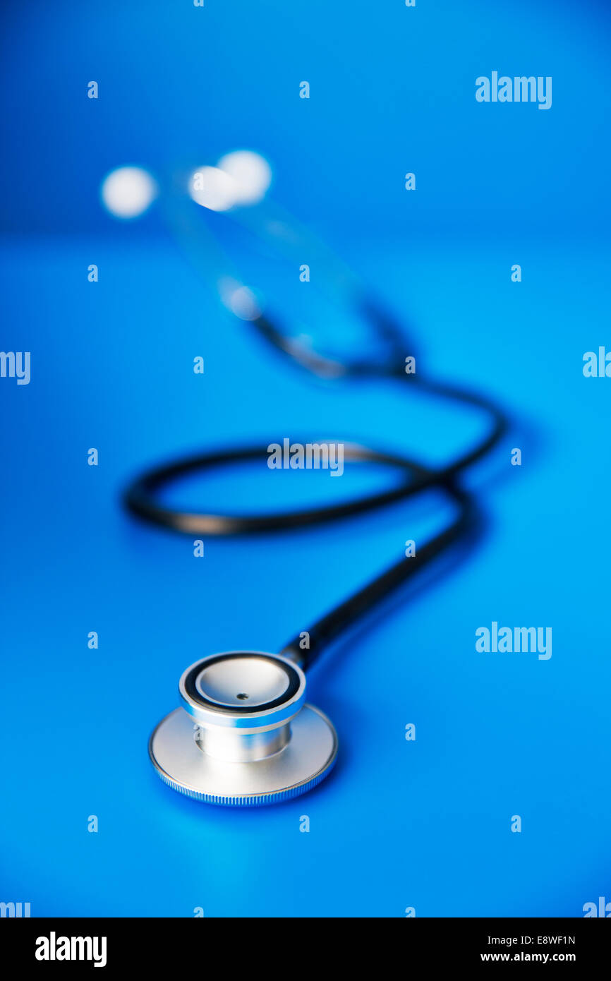 In prossimità di uno stetoscopio sul contatore di blu Foto Stock