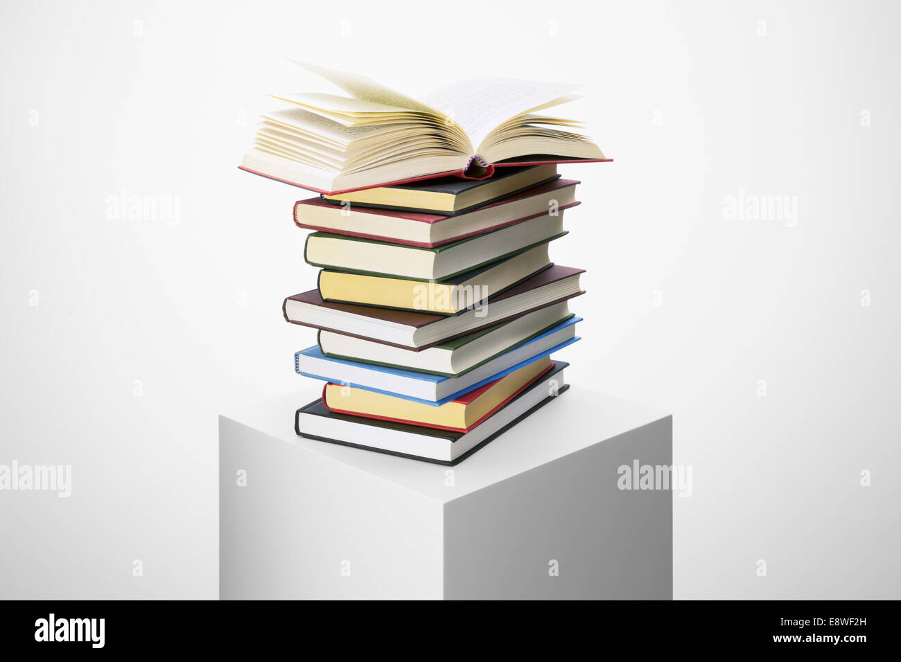 Pila di libri sul piedistallo Foto Stock