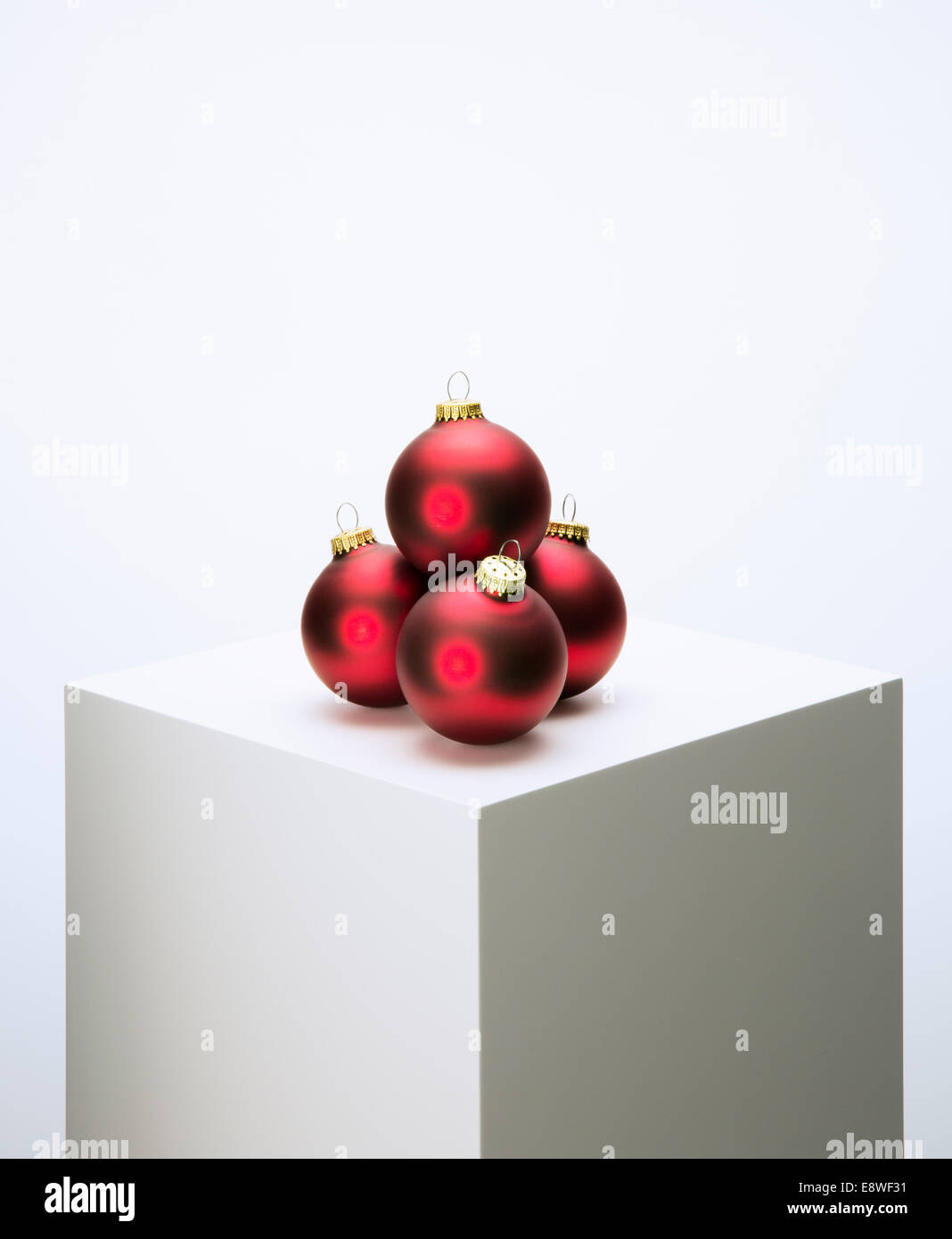 Pila di ornamenti Natale sul piedistallo Foto Stock