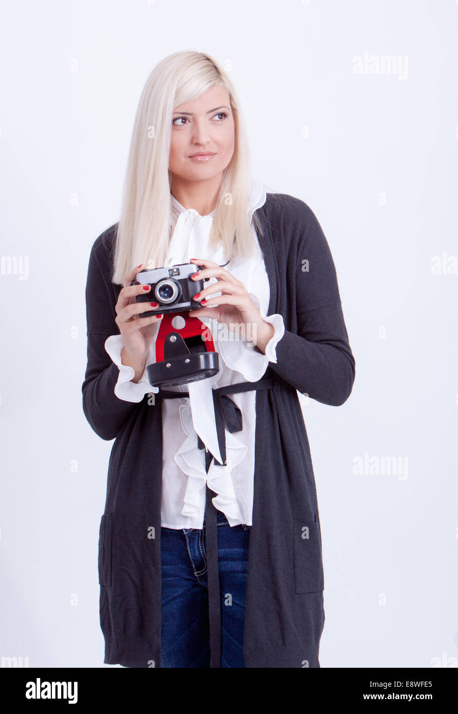 Donna bionda fotografare su sfondo bianco Foto Stock