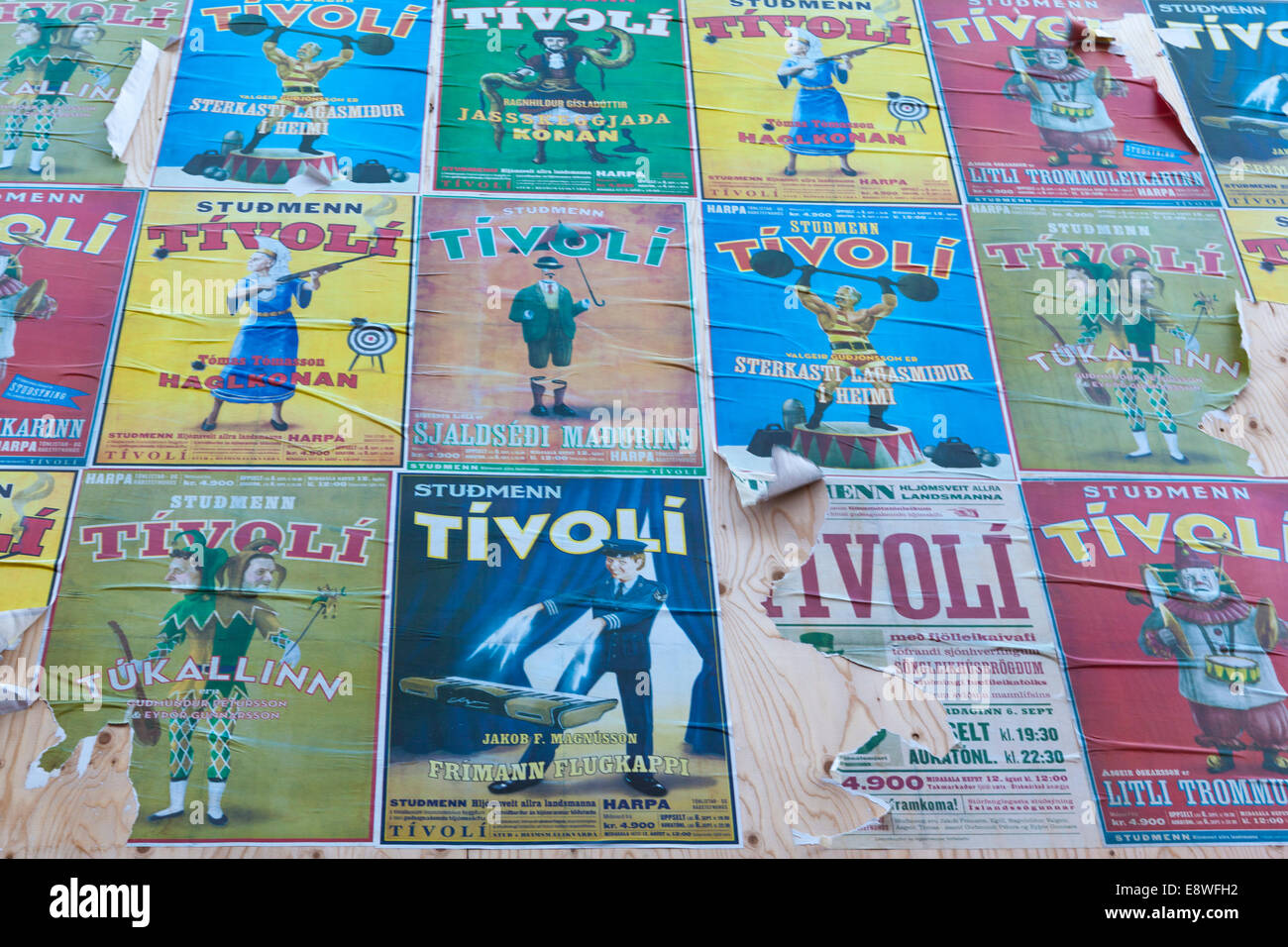 Moltiplicare " Tivoli' (circus) poster incollato ad un sito di costruzione cartelloni in Reykjavik Foto Stock