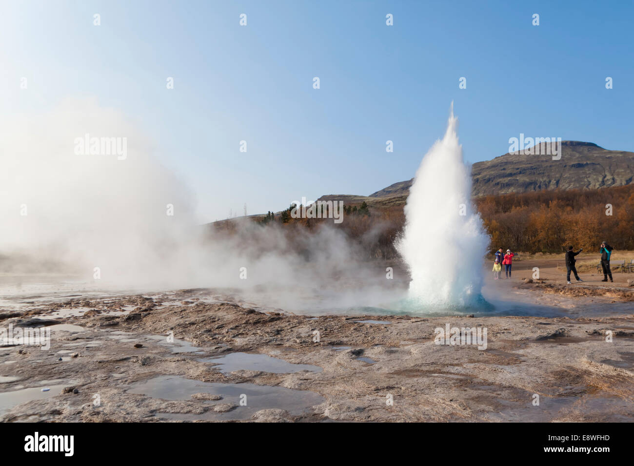 In Islanda il grande Geysir erutta hockey irlandese di acqua bollente 70 metri in aria Foto Stock