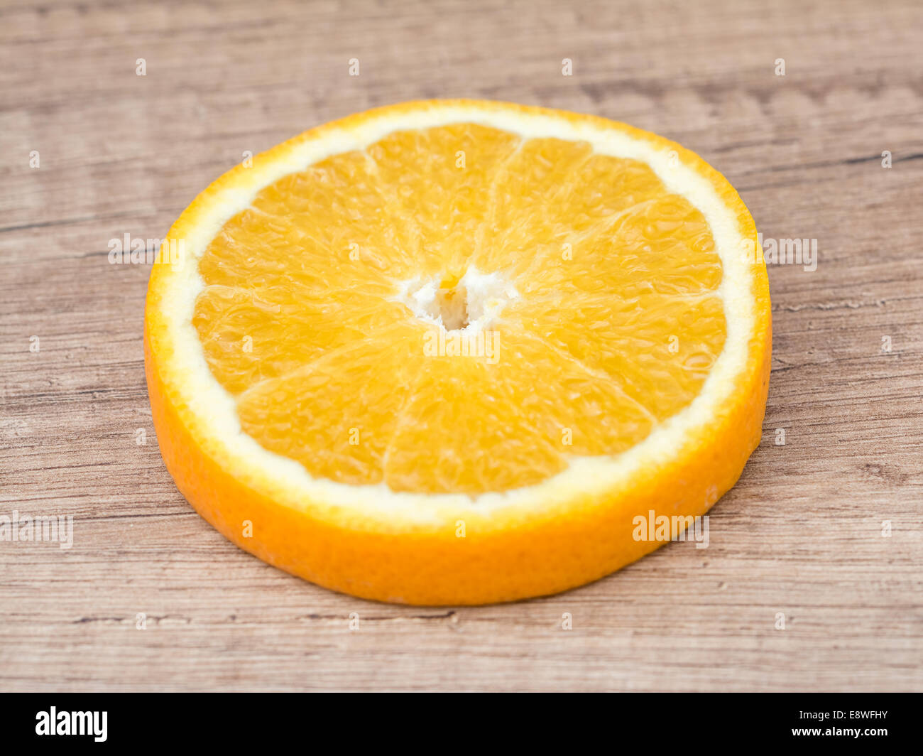 Fetta di arancia sul tavolo di legno Foto Stock