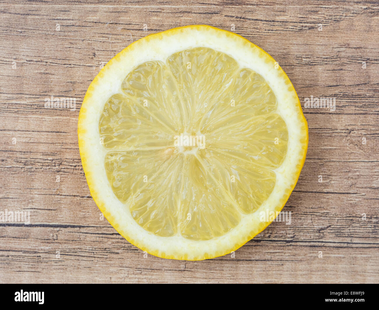 Fettina di limone sulla tavola di legno Foto Stock