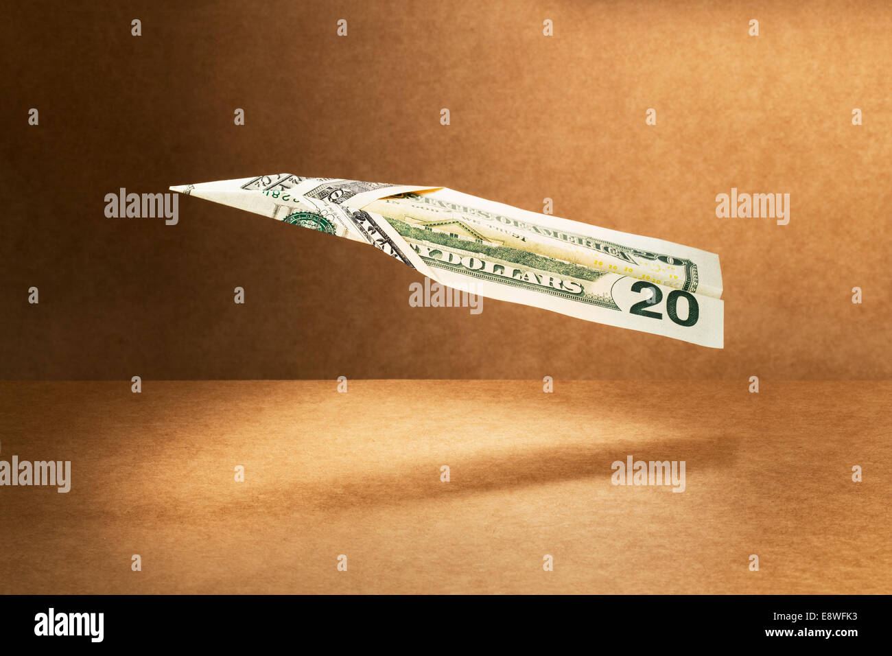 20 dollaro piegato in aeroplano di carta Foto Stock