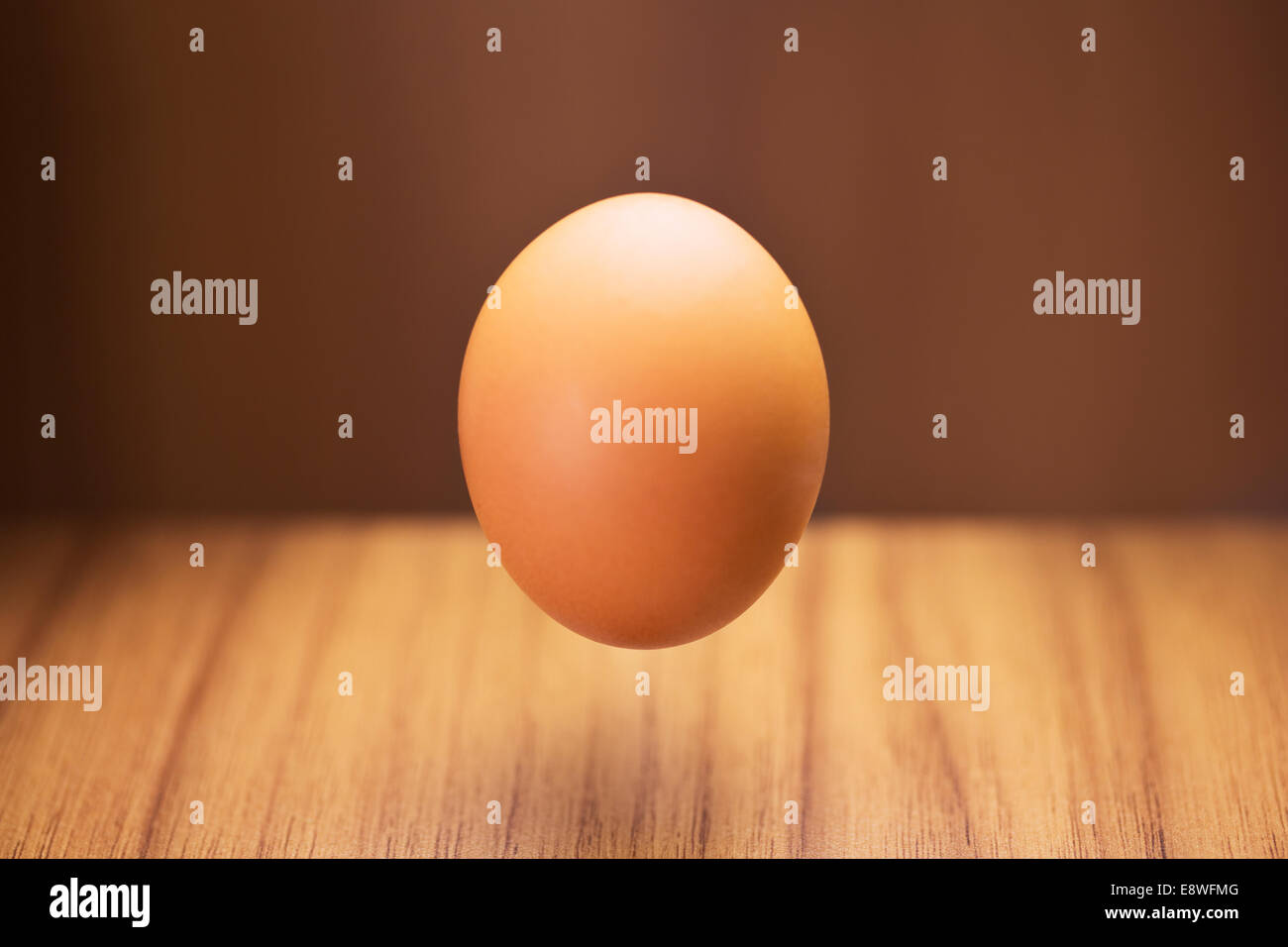 Close up di uovo passando sopra il contatore Foto Stock