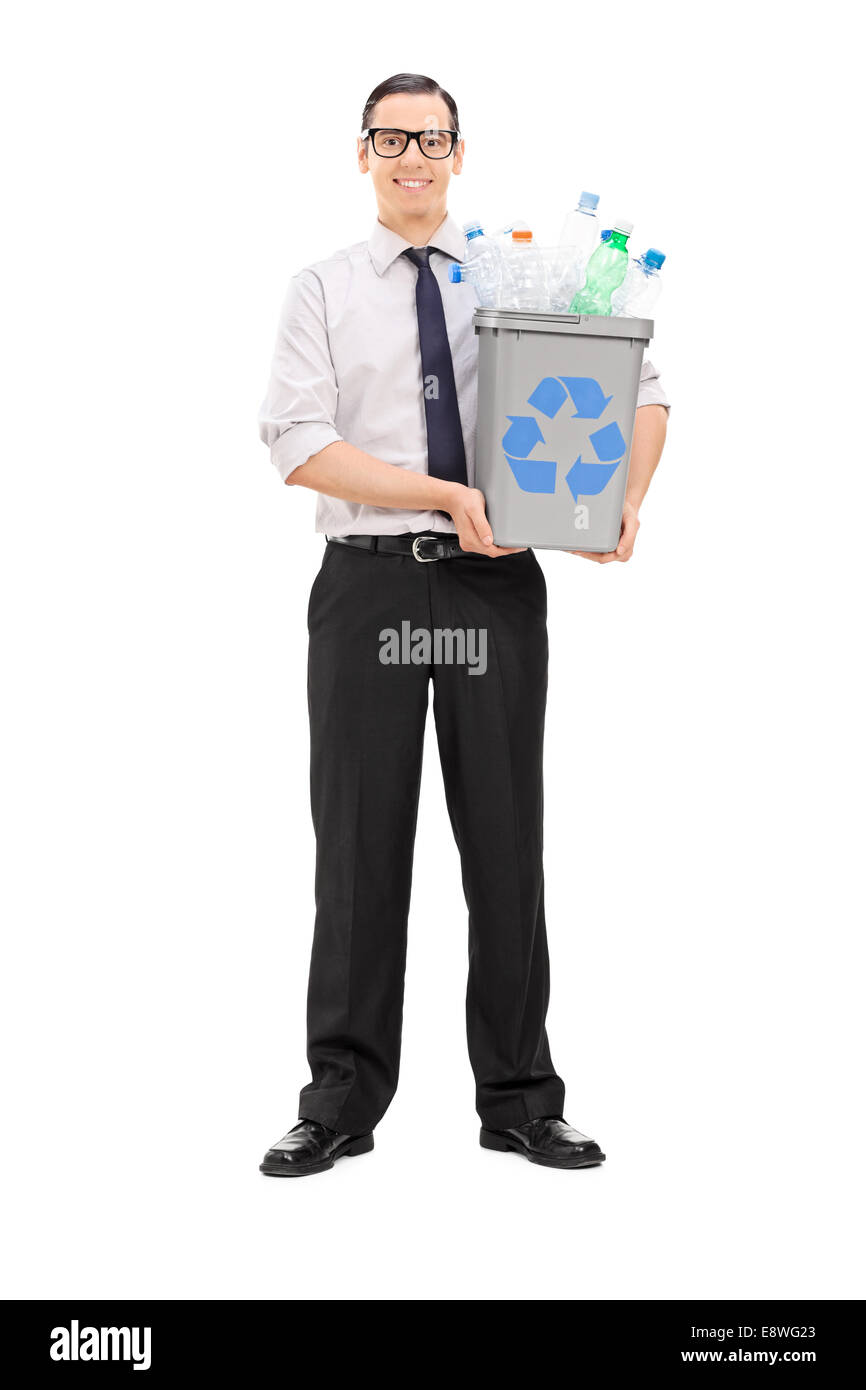 A piena lunghezza Ritratto di una giovane azienda un cestino pieno di bottiglie in plastica isolato su sfondo bianco Foto Stock