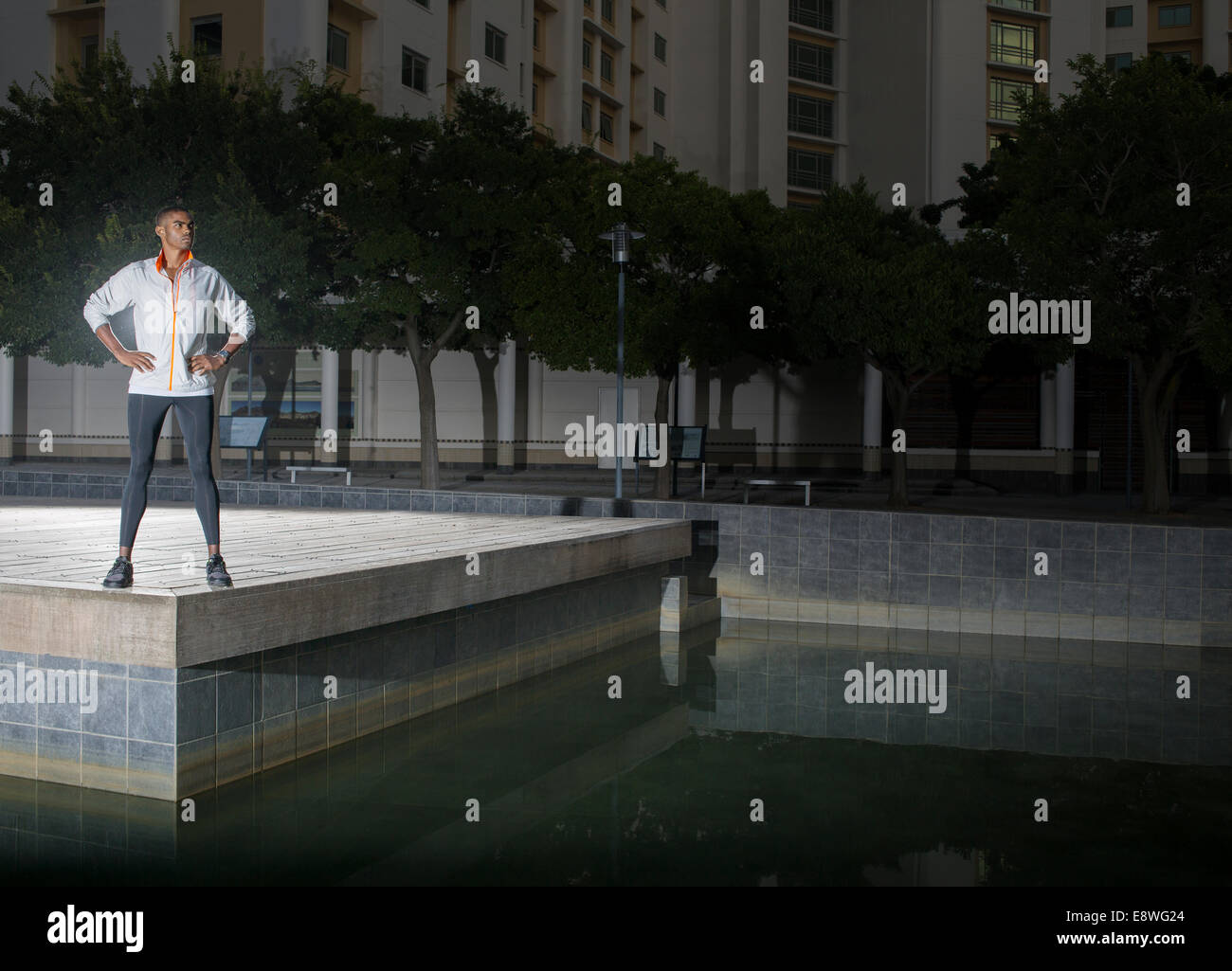 Uomo in piedi nel parco della città di notte Foto Stock