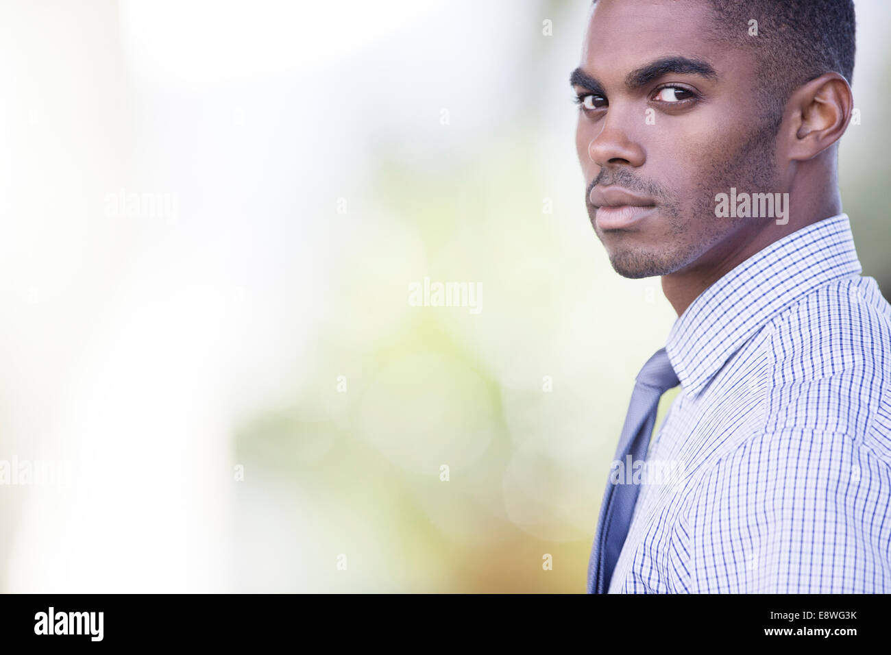 Imprenditore in piedi all'aperto Foto Stock