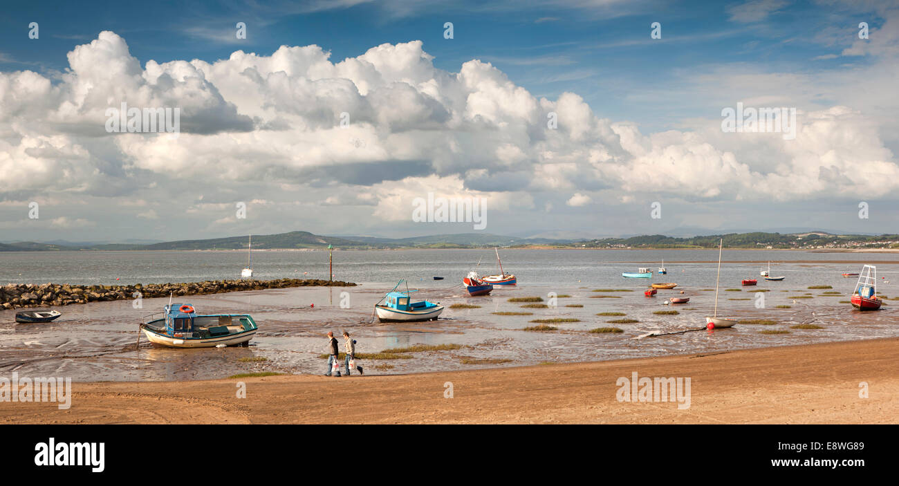 Regno Unito, Inghilterra, Lancashire, Morecambe, barche in ormeggio riparato a bordo della baia di Morecambe Panoramic Foto Stock
