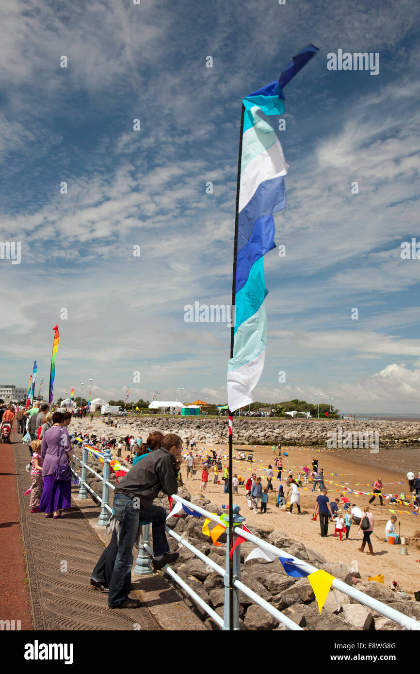 Regno Unito, Inghilterra, Lancashire, Morecambe, visitatori sul lungomare guardando al festival di castelli di sabbia sulla spiaggia Foto Stock