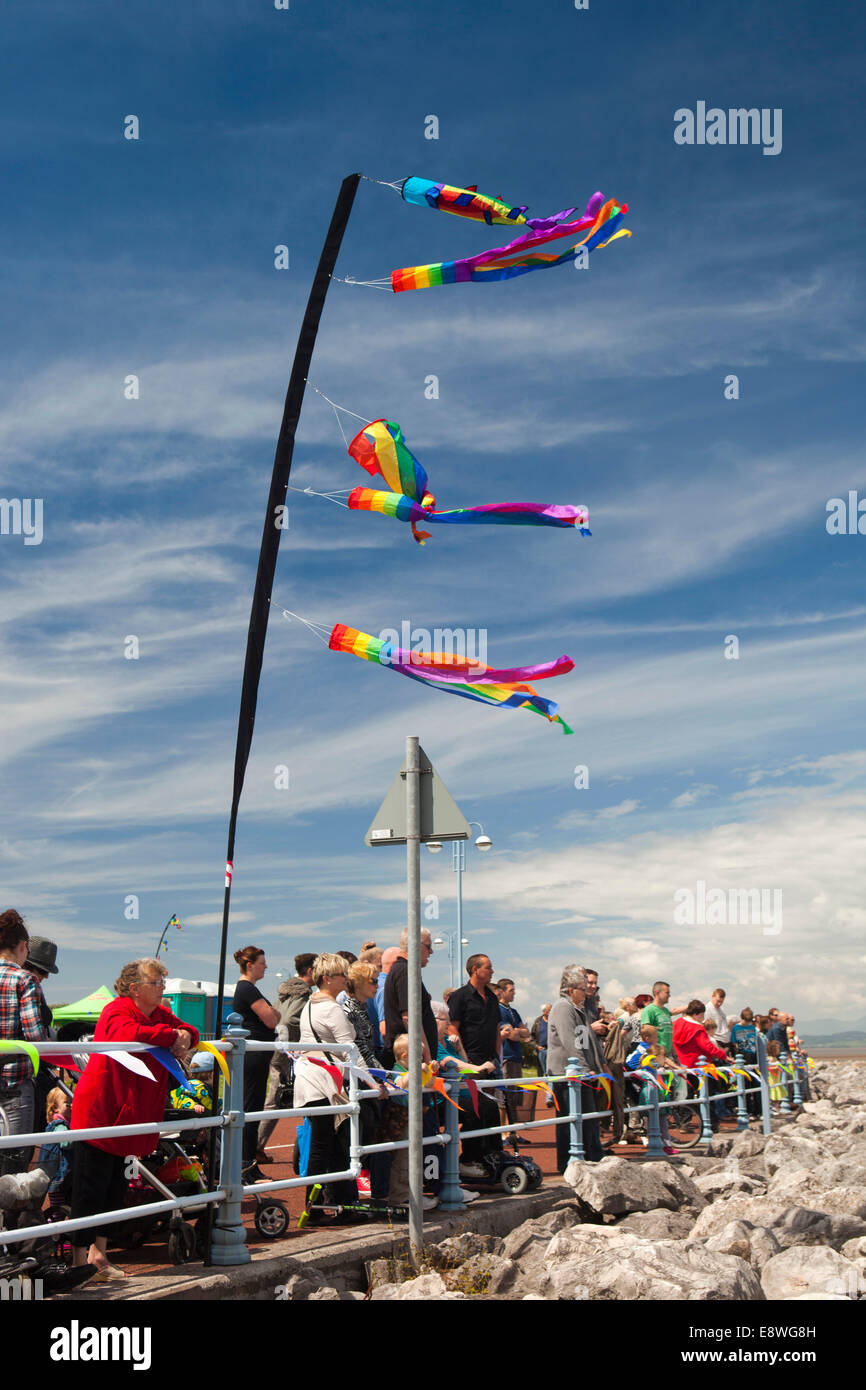 Regno Unito, Inghilterra, Lancashire, Morecambe, visitatori sul lungomare guardando al festival di castelli di sabbia sulla spiaggia Foto Stock