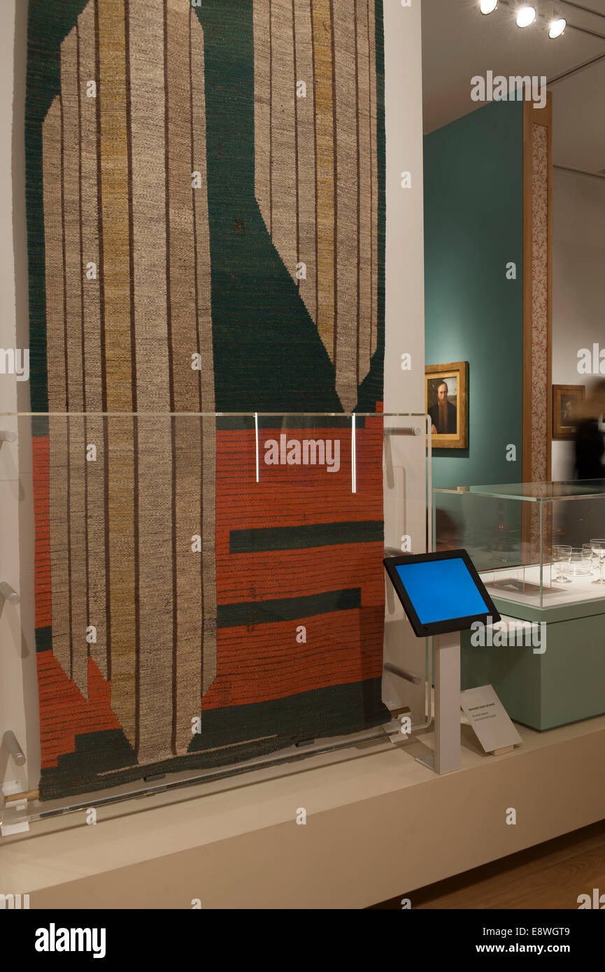 National Portrait Gallery di Londra UK. Il 15 ottobre 2014. Premere il tasto View - anarchia & Bellezza: William Morris e la sua eredità, 1860-1960. Una mostra di esplorare la vita e le idee del grande artista vittoriano, scrittore e pensatore visionario (fino al 11 gennaio 2015). Curata da Fiona MacCarthy, si concentra su Morris è di ampia portata politica, di pensiero e di design. Esso mostra il lavoro di arti e mestieri praticanti ispirato da Morris attraverso il Festival della Bretagna e poi per il post-guerra progettisti come Terence Conran. Credito: Malcolm Park editoriale/Alamy Live News Foto Stock