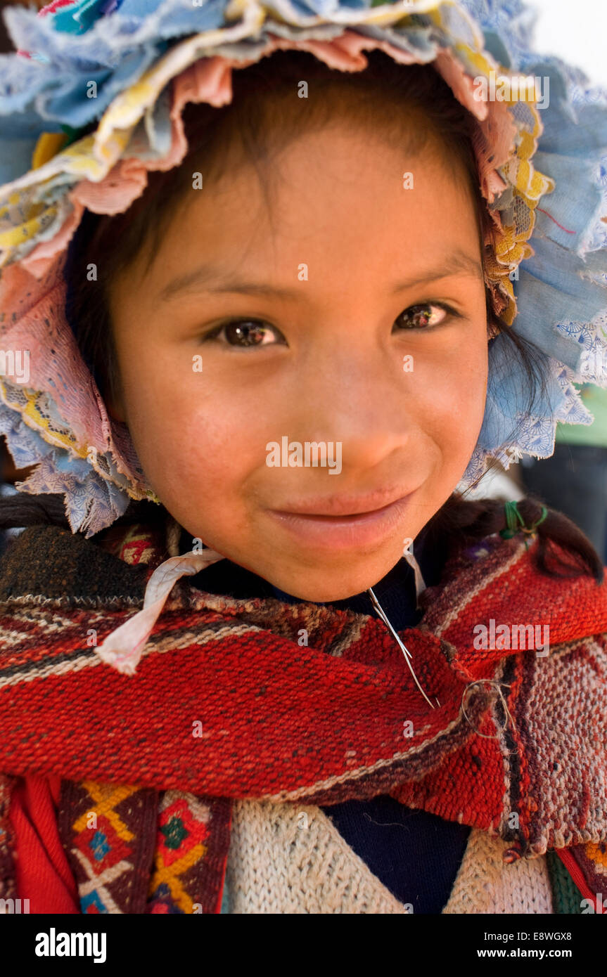 Ragazza giovane vestito in costume tradizionale di Pisac domenica giorno di mercato. Pisac. La Valle Sacra. Pisac, o Pisaq in Quechua, è un sma Foto Stock