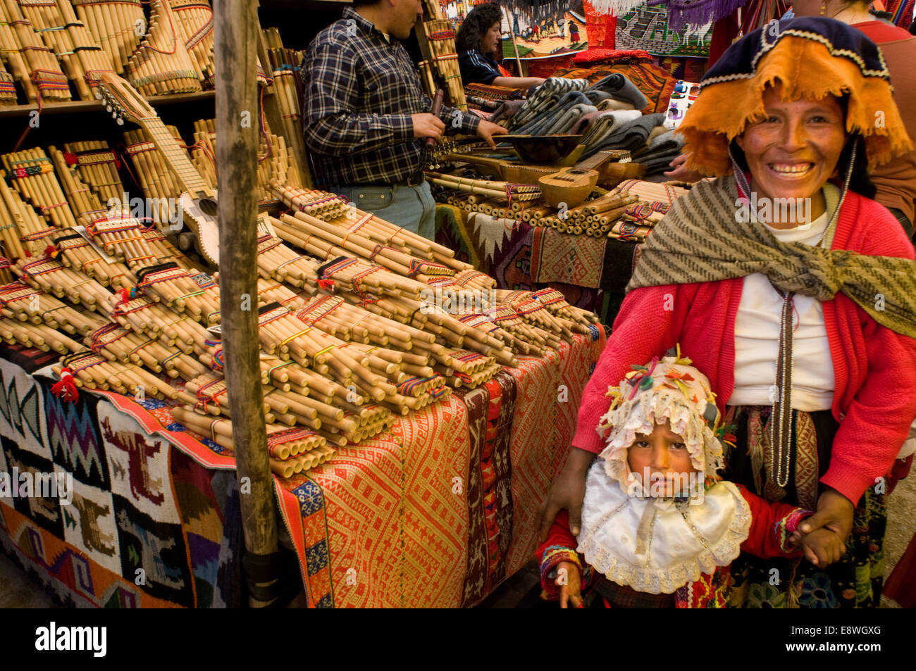 Pisac domenica giorno di mercato. Pisac. La Valle Sacra. Pisac, o Pisaq in Quechua, è una piccola città a circa 35 km da Cuzco. Pisac è meglio Foto Stock