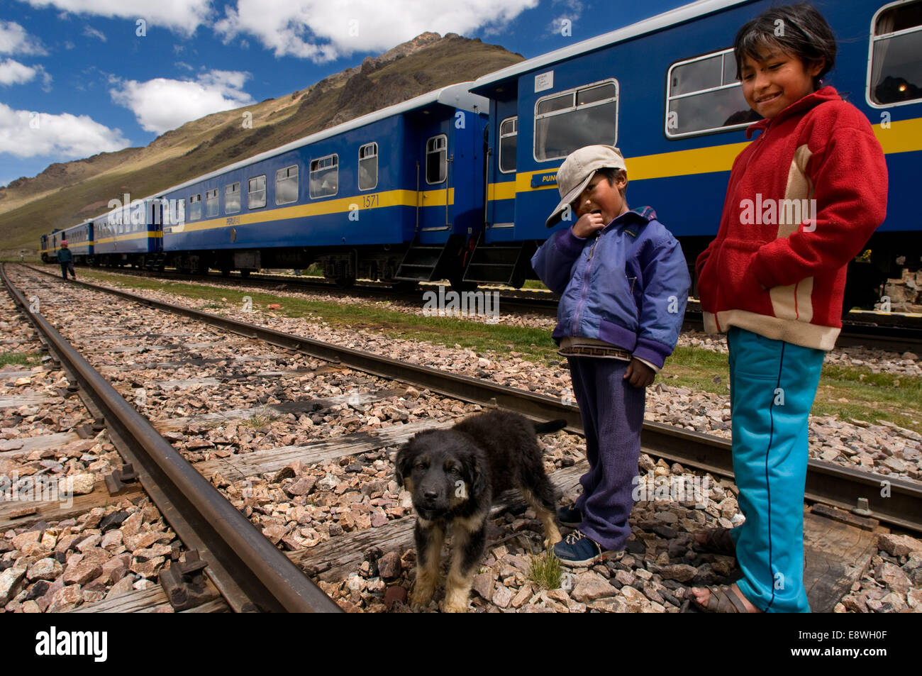 Andean Explorer, lusso in treno da Cusco a Puno. In metà della distanza il treno fa tappa lungo il cammino in un luogo chiamato La Foto Stock