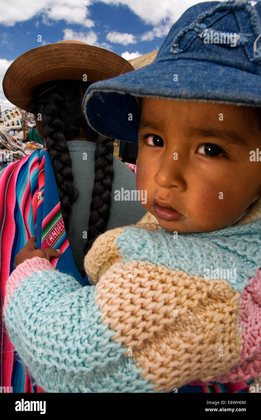 Una donna con il suo figlio ​​little presso la stazione di La Raya, che coincide con il punto più alto del sentiero, 4313] metri. I Paesi Andini Explorer Foto Stock