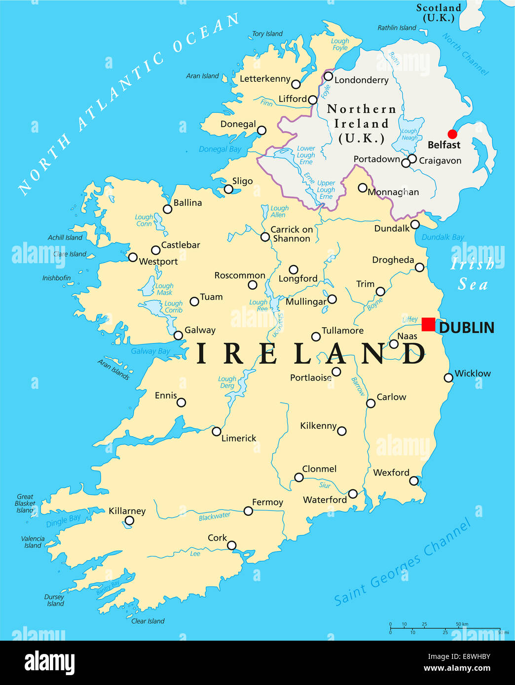 Irlanda Mappa Politico con capitale Dublino, i confini nazionali,  importanti città, fiumi e laghi. Etichetta inglese e la scala Foto stock -  Alamy