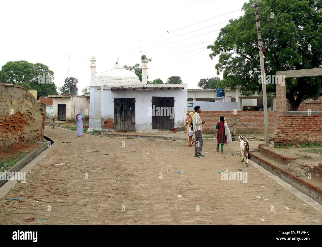 Sarawa, India. Undicesimo Sep, 2014. La gente del posto si alzano in piedi davanti ad una moschea nel villaggio di Sarawa, India, 11 settembre 2014. Nel villaggio di una giovane donna Indù dice che lei è stato vittima del cosiddetto amore della Jihad. Nel corso di una campagna, radicali indù sostengono che per molti musulmani in India sedurre, sposarsi, e Forza delle donne indù a convertirsi all Islam. Questo è un modo per aumentare il numero di musulmani fino a quando essi sono la maggioranza in India. Con queste accuse radicali indù il carburante di odio e di guidare la comunità religiosa a prescindere. © dpa/Alamy Live News Foto Stock