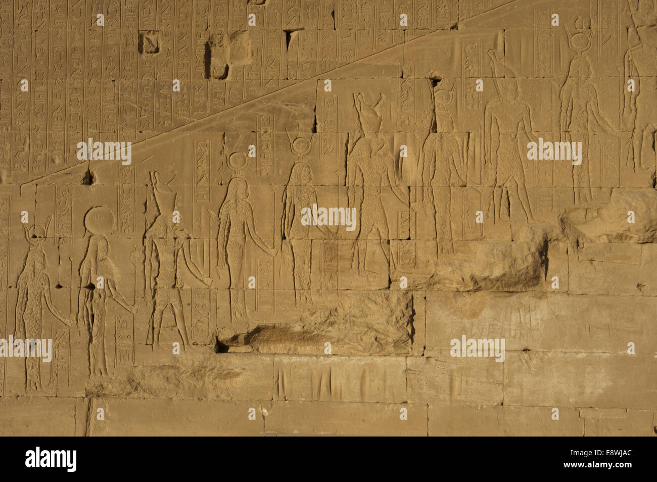 Arte Egizia Dendera. Tempio di Hathor. Divinità in processione. Sollievo. Foto Stock