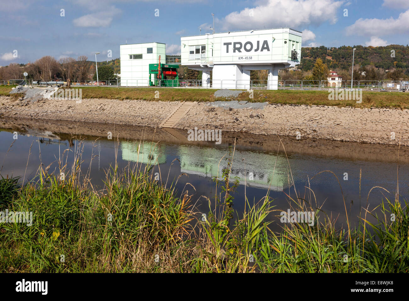 Navigazione e potenza idroelettrica Troja Fiume Moldava, Holesovice, Praga, Repubblica Ceca Foto Stock
