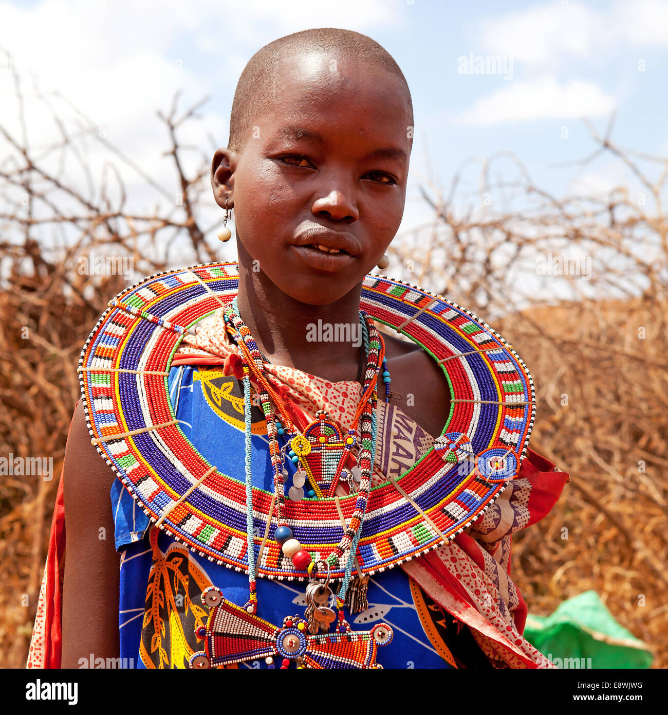 AFRICA, Kenia Masai Mara - 2 luglio: Masai donna è che mostra gli abiti tradizionali come cerimonia culturale vicino a Masai Mara National Foto Stock